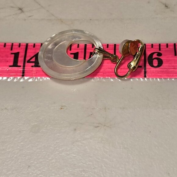 Vintage Round Mother of Pearl Clip-on Earrings - Picture 3 of 3